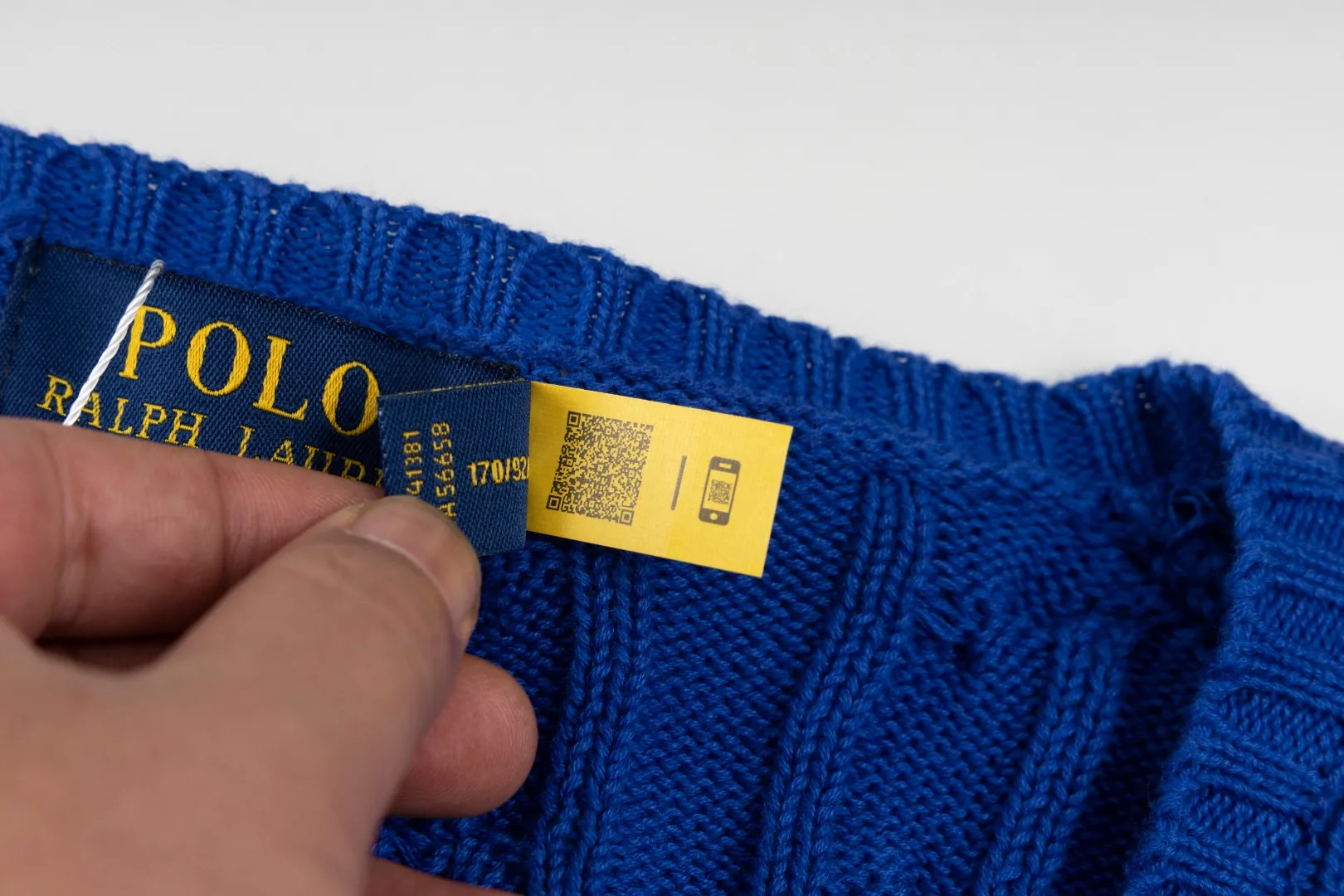 P210 #R90 RALPH LAUREN Thirteen colors of Ralph Lauren classic small label embroidery V-neck pullover cable cardigan sweater women's top, high-density LOGO embroidery on the chest, original customization of tag accessories. Made of pure cotton yarn, pure cotton is skin-friendly and comfortable, small label war horse embroidered twist button V-neck sweater🐎High quality, follow the blogger to learn how to wear it! Let’s buy a Ralph Lauren cable sweater. It’s a super hard-to-find series after it became popular. It’s hard to find one on the official website. It’s simple and practical to wear, with a lazy and loose feel. The thickened fabric has more texture, feels soft and delicate, and has a loose fit. Whether worn alone or layered, you can wear different styles of fashion with just one piece!   Size： Sleeve length: 60/61/62/63